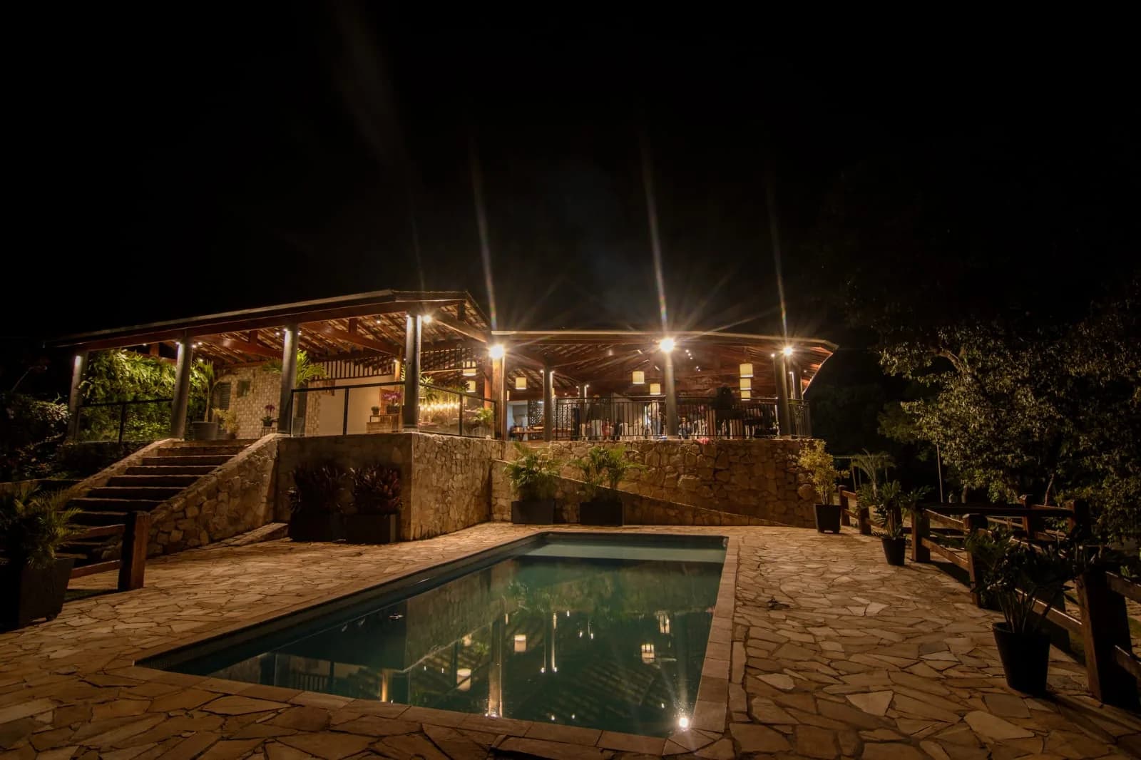 Piscina e salão da Colly Eventos à noite